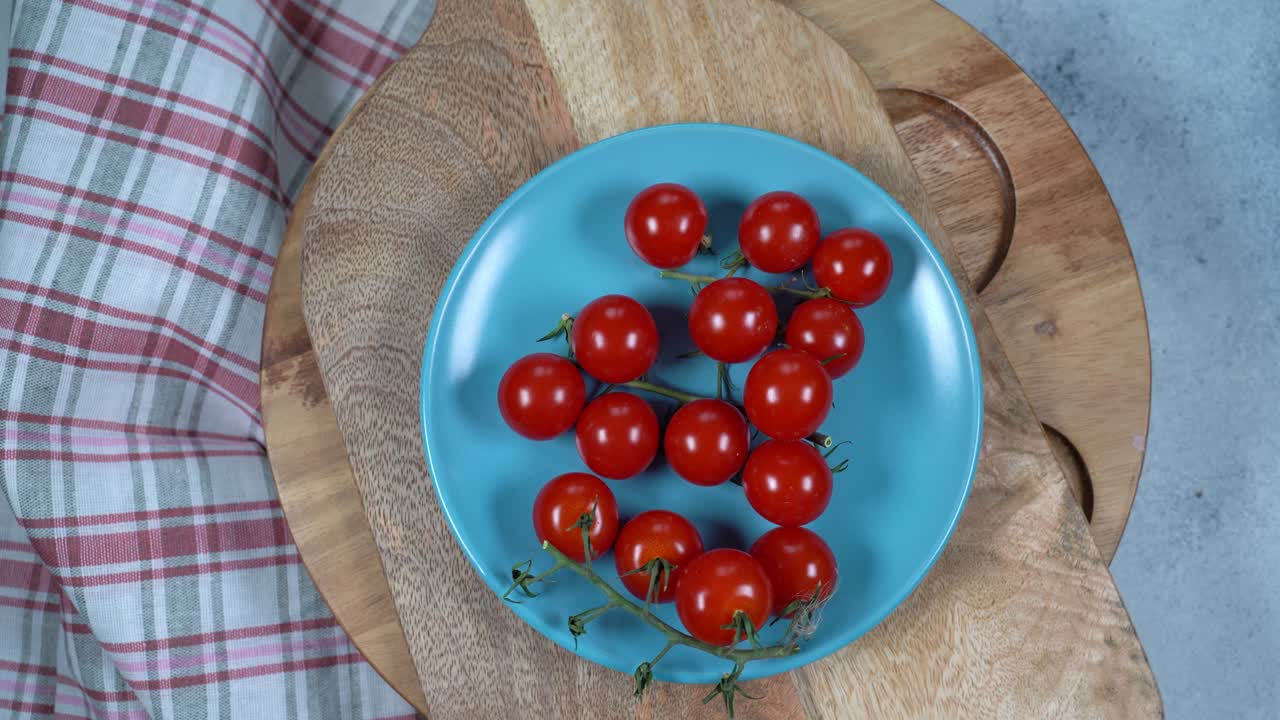 원형 회전, 접시 위의 체리 토마토 한 어리,  뷰.