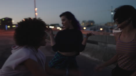 Mujer-Bailando-Felices-Bailarinas-Callejeras-Multiétnicas-Disfrutando-De-Funky-Movimientos-De-Hip-Hop-Realizando-Bailes-De-Estilo-Libre-Juntos-En-La-Ciudad-Al-Atardecer