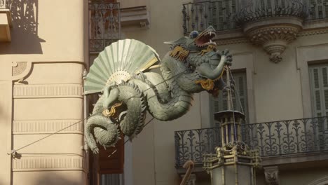 Escultura-De-Lámpara-De-Dragón-En-La-Fachada-De-Un-Edificio-Antiguo-En-Barcelona,-España