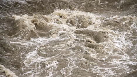 Rápidos-De-Río-De-Agua-Marrón-Corre-Corriente-Abajo