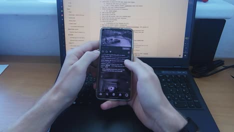 la persona activa el modo de pantalla en blanco y negro en el teléfono inteligente.