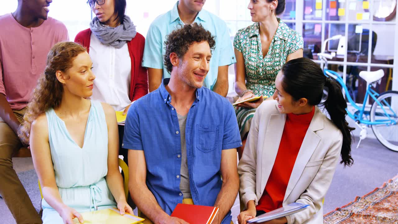 비즈니스 임원들이 서로 상호 작용하고 있습니다.