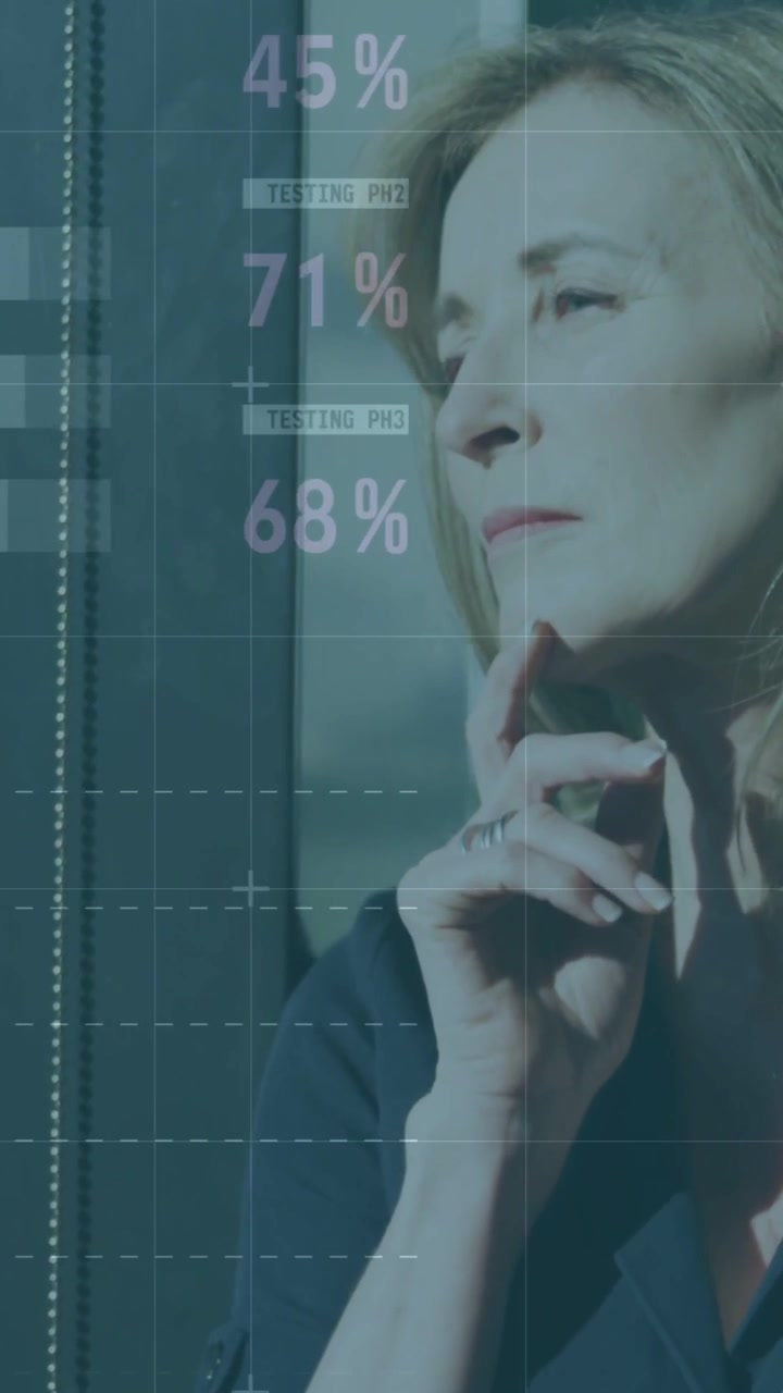 Video verticale: Appaiono sovrapposizioni, dirigente con il mento appoggiato che guarda grafici vicino alla finestra, leggendo dati.