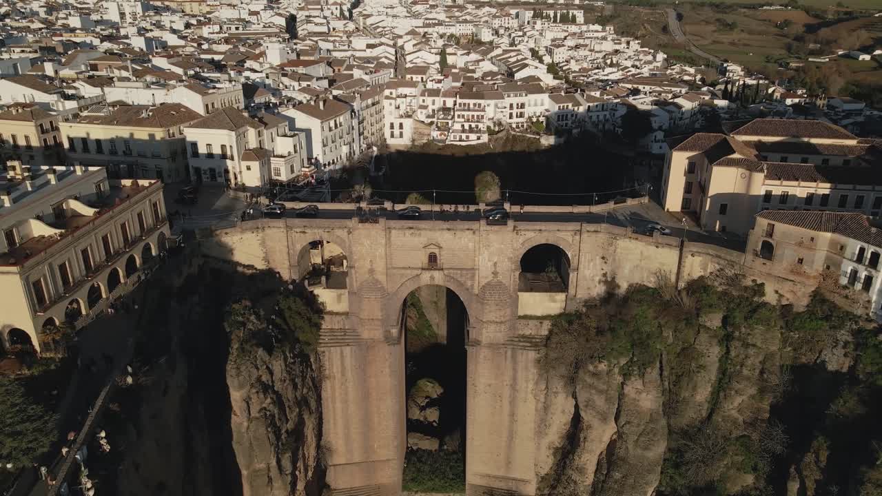 vista aérea del puente puente nuevo, andalucía, españa
