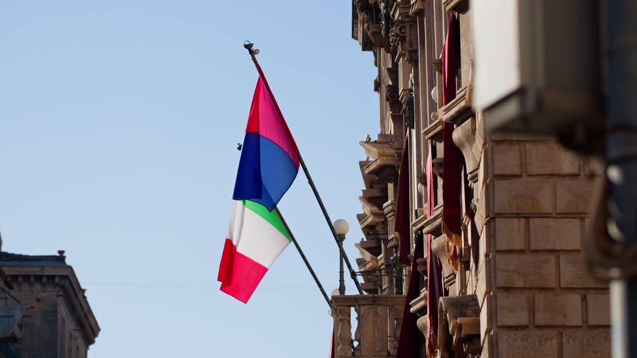 이탈리아 발이 바람에 날아다니며 시칠리아 카타니아의 이 많은 날에 아름다운 시칠리아 건축물을 보여줍니다.