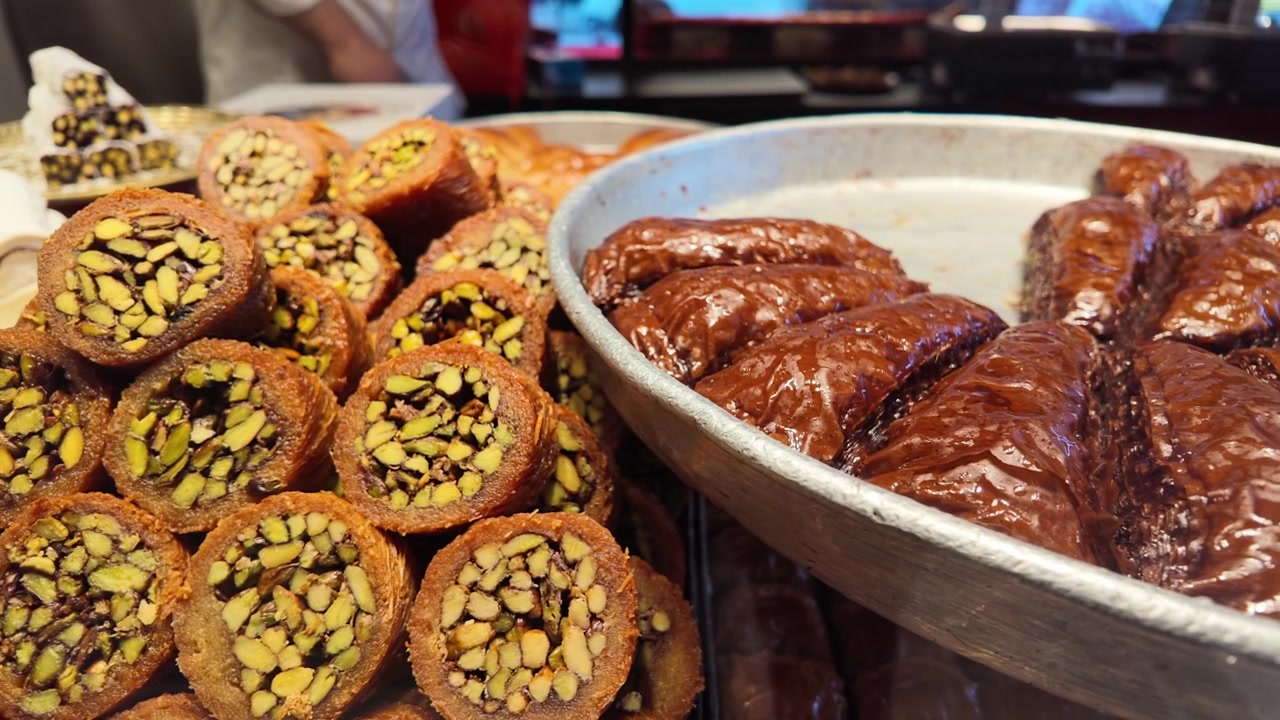 Bir Pastanede Çeşitli Geleneksel Türk Baklavası ve Fıstıklı Tatlılar