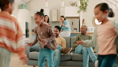 Charla,-Gran-Familia-Y-Diversión-En-La-Sala-De-Estar-Con-Los-Padres.