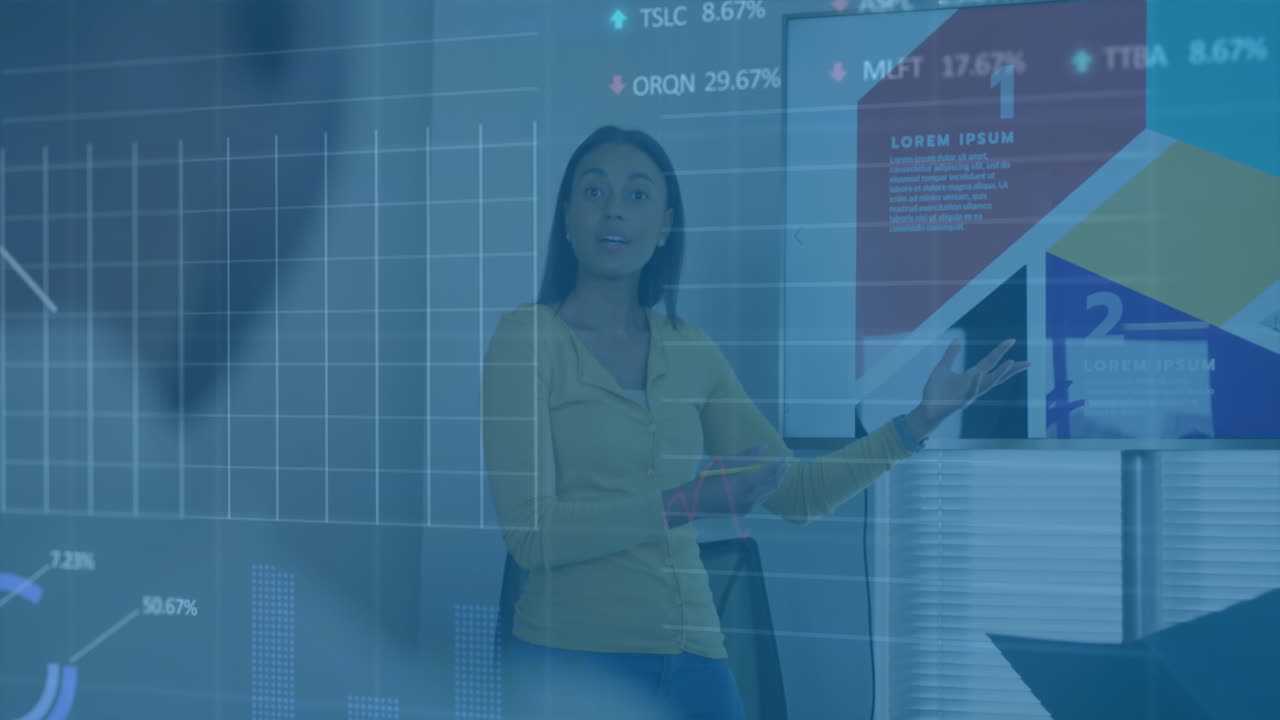 animación de gráficos y tablero de negociación sobre diversas mujeres explicando la estrategia a los compañeros de trabajo en la oficina