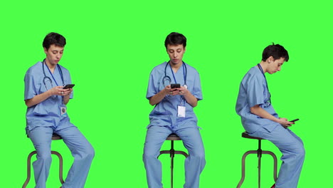 간호사가 스튜디오에서 스마트폰 앱으로 온라인 웹사이트를 탐색하고 있습니다.