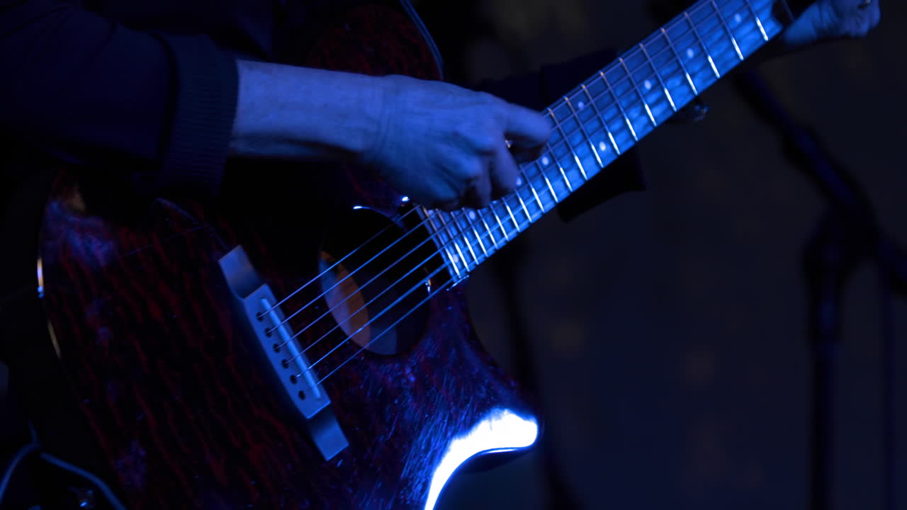 Primo piano di una persona che suona la chitarra alla fiera della contea di El Dorado