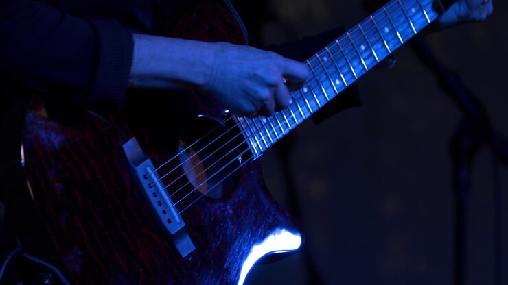Primo piano di una persona che suona la chitarra alla fiera della contea di El Dorado