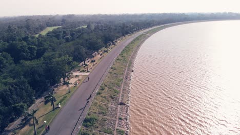 Vista-De-La-Larga-Calle-Peatonal-Del-Lago-Sukhana-En-Chandigarh