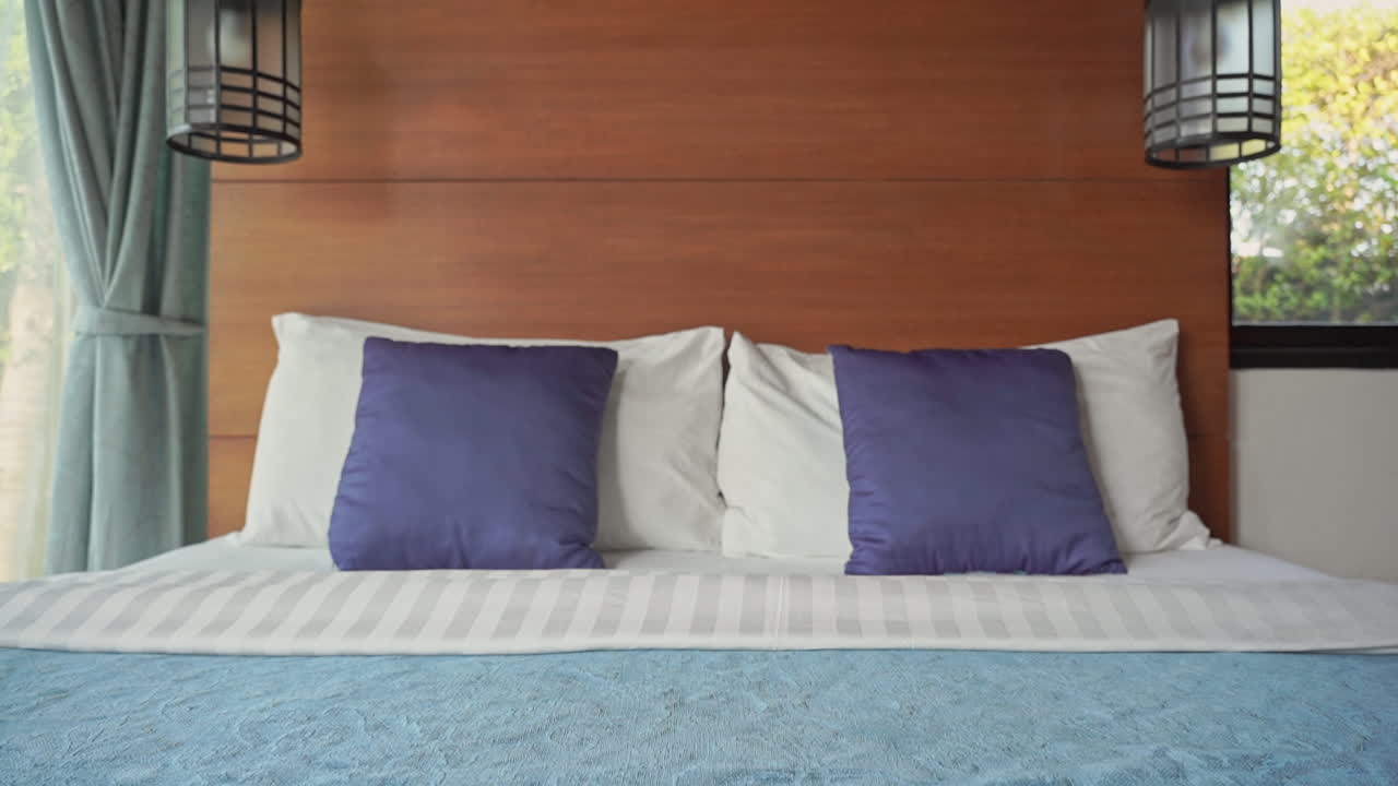primer plano de una cama limpia en una habitación de hotel fresca y luminosa
