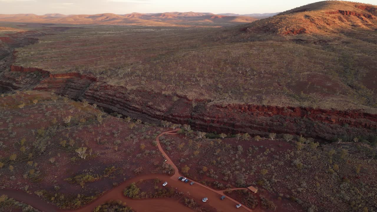área del desfiladero de dales y estacionamiento al atardecer en el parque nacional de kariini, australia occidental