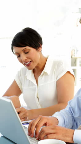 gente de negocios trabajando en computadoras portátiles