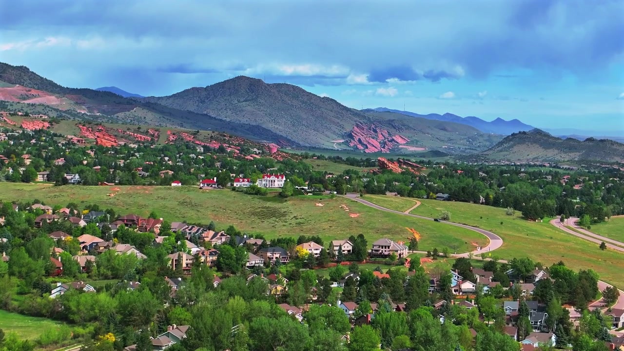 Bairro Ken Caryl Valley Ranch, A Mansão, Front Range Denver Colorado, drone aéreo, sopés das Montanhas Rochosas, manhã ensolarada de verão, céu azul, nuvens, Parque e Anfiteatro Red Rocks, vista para o alto.
