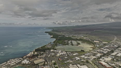 kahului maui hawaii aerial v8 drone flyover centro de la ciudad capturando el paisaje de la isla costera, el aeropuerto principal y las áreas residenciales con nubes de tormenta en el cielo - filmado con mavic 3 cine - diciembre 2022
