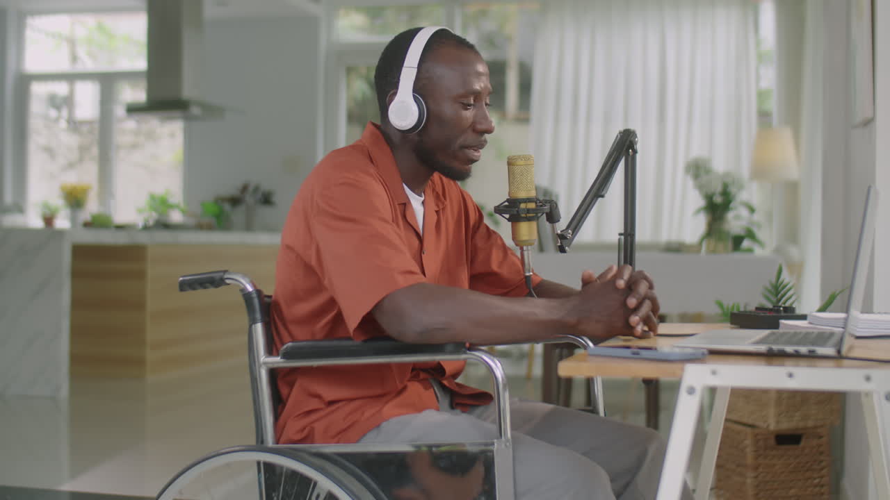 Černoch na invalidním vozíku nahrává podcast doma