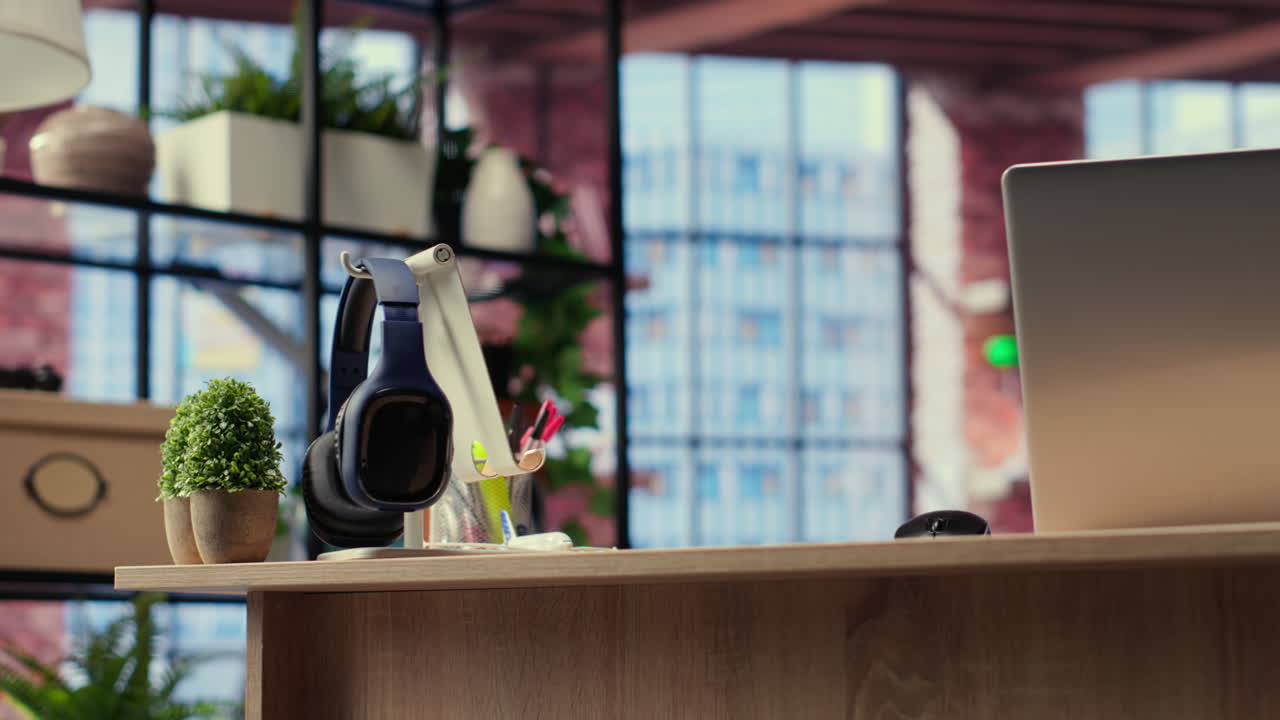 산업 및 고전적인 장식 요소와 함께 세련된 빈 집