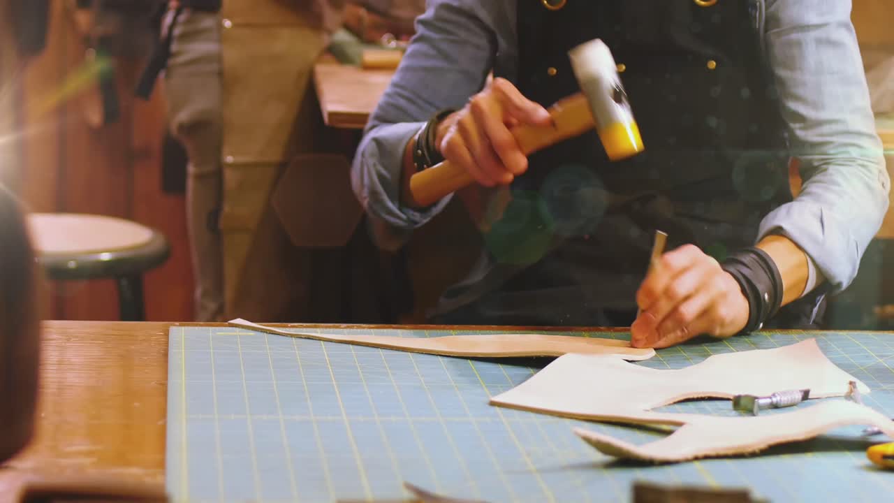 워크 ⁇ 에서 일하는 백인 남성 위에 반 ⁇ 이는 빛의 애니메이션