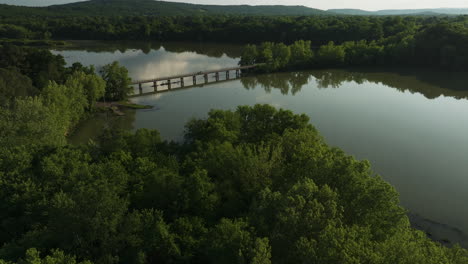 Vista-Aérea-Del-Lago-Sequoyah-Drive-Que-Se-Extiende-A-Través-Del-Lago-Sequoyah-En-Fayetteville,-Arkansas