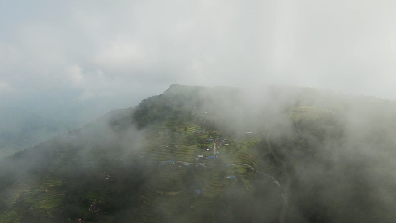 높은 고도에서 네팔의 시골 마을 구름을 통해 공중 촬영