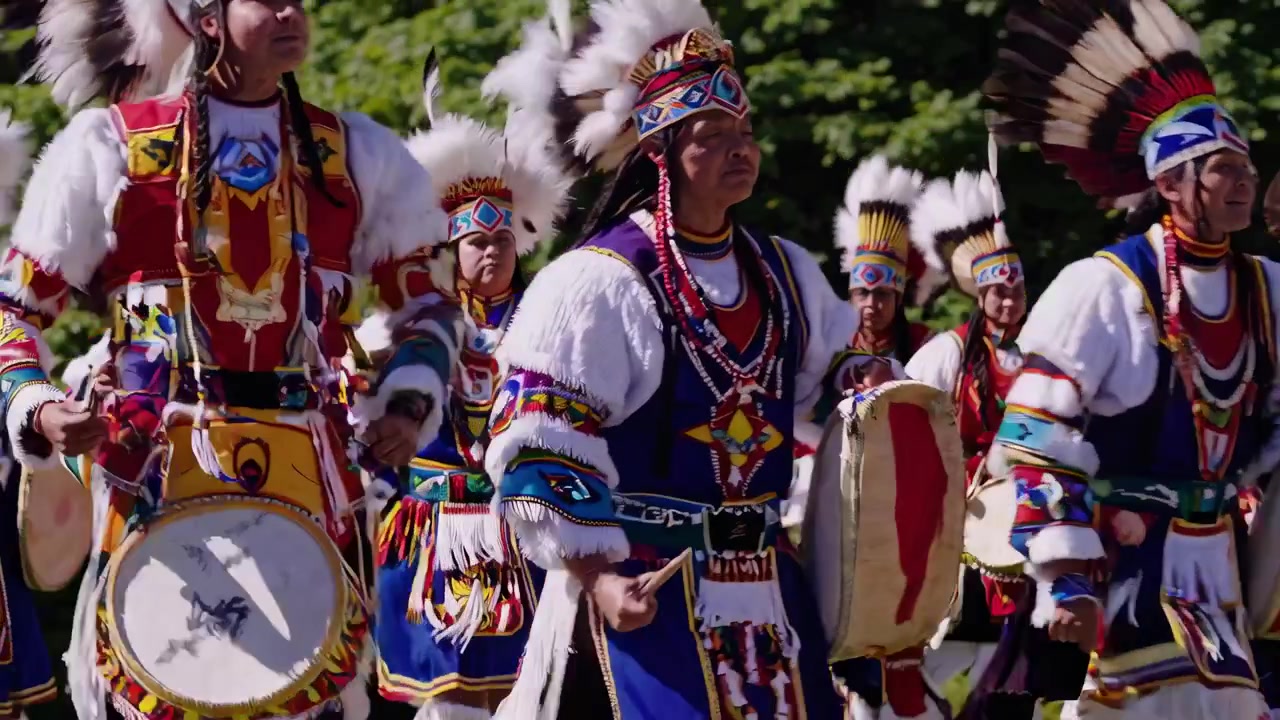Gruppo indigeno che si esibisce in percussioni e danze tradizionali nella natura
