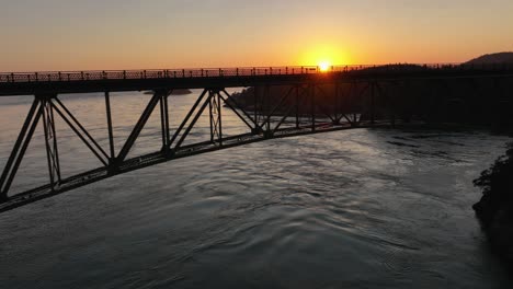 Silhouette-Der-Deception-Pass-Bridge,-Die-Die-Inseln-Whidbey-Und-Fidalgo-Bei-Sonnenuntergang-Verbindet