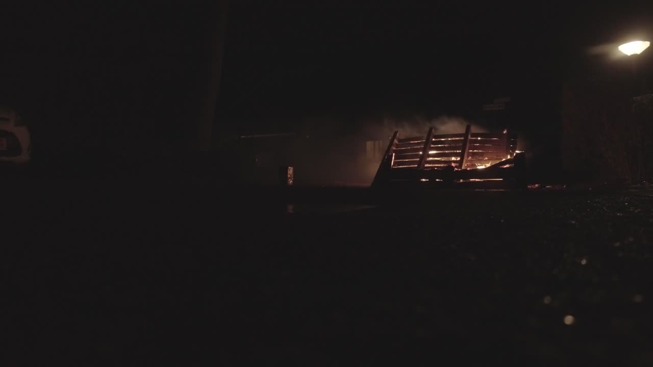 섣달 그믐 날 불타는 나무 샷