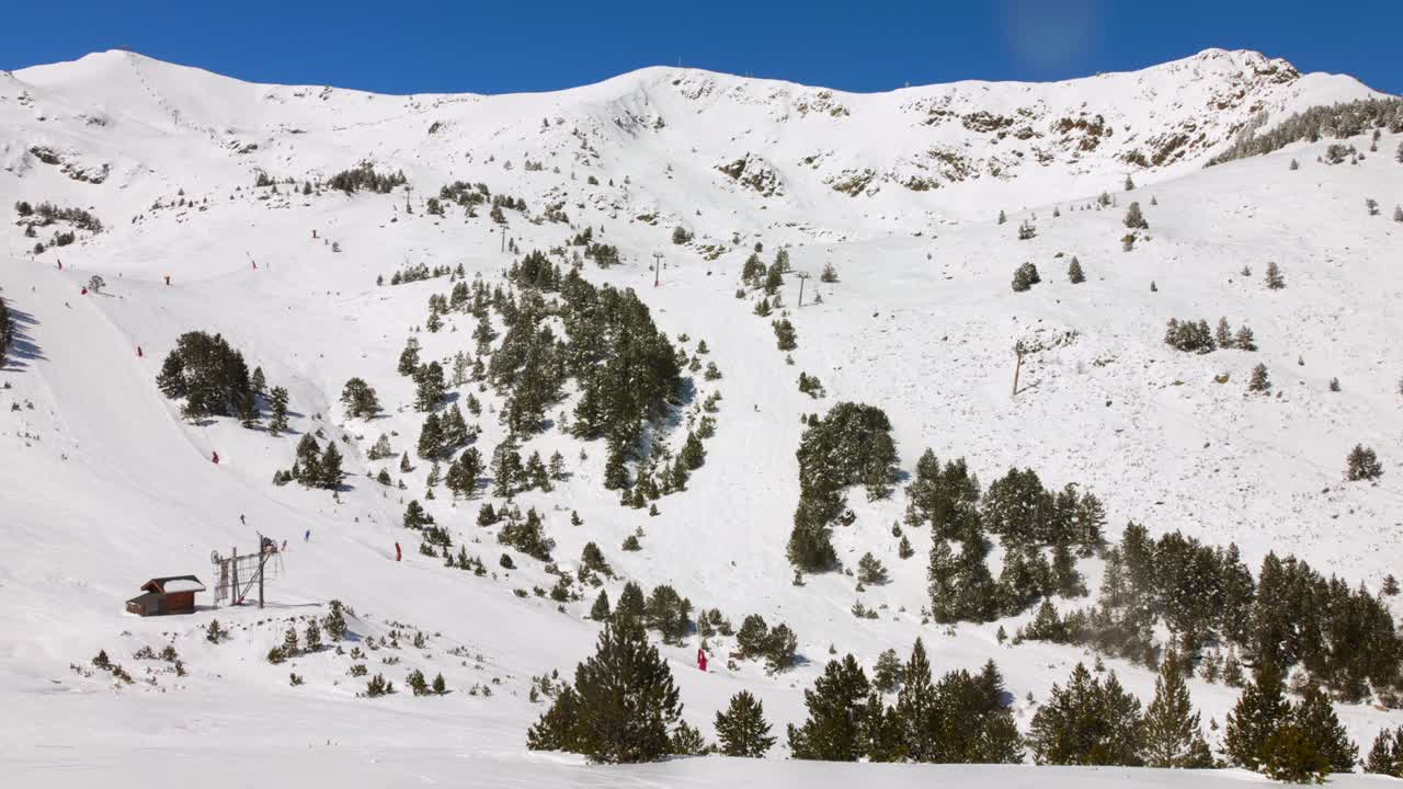 Piste da sci nella località di Ax-les-Thermes sui Pirenei con paesaggio innevato.