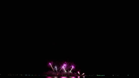 gran espectáculo de fuegos artificiales durante las festividades de fin de año