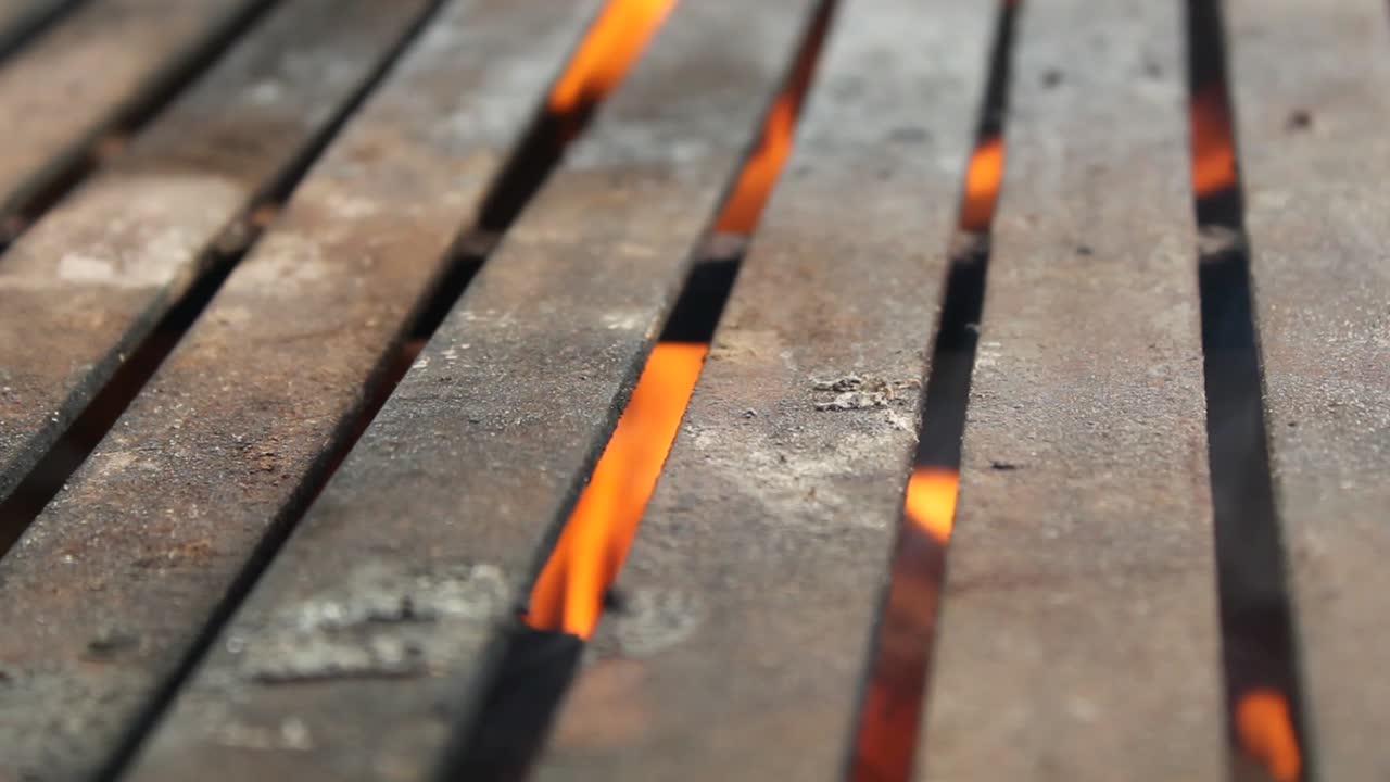 음식 없이 불꽃이 집중되지 않은 농촌 철 그릴