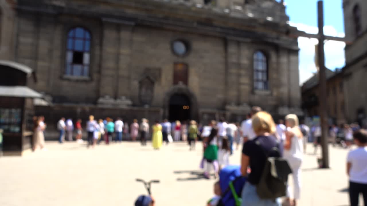 Le persone vicino alla Cattedrale Cattolica. Leopoli, Ucraina. Fuori fuoco