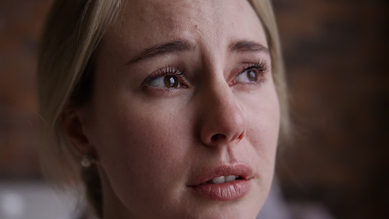 집에서 울고 여자