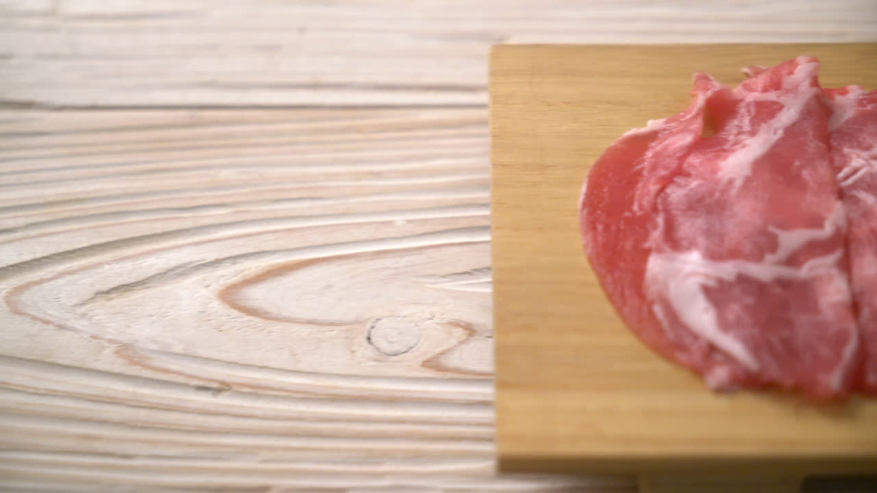 신선한 슬라이스 칼라 돼지 고기 날 것