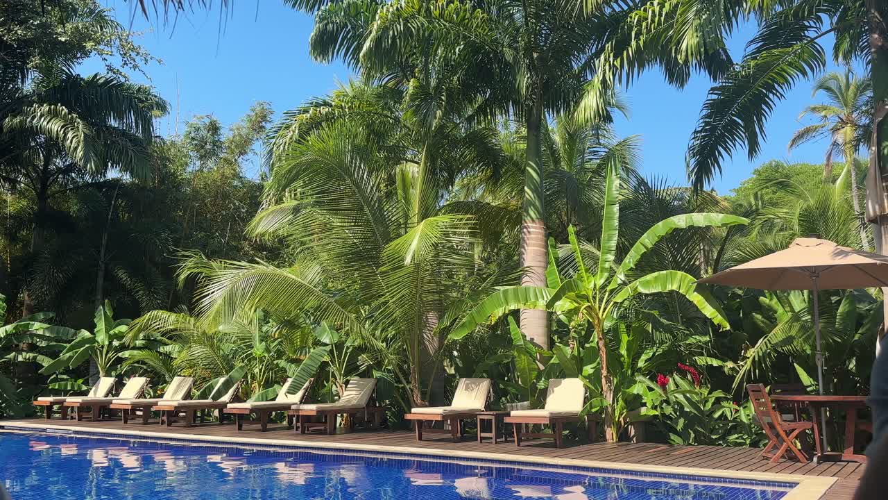 serenidad costera intacta bajo cielos azules