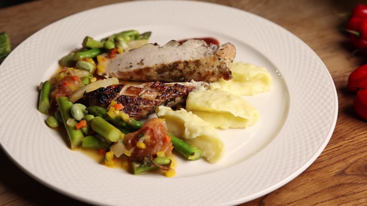 Piatto gourmet con pollo affettato, purè di patate e verdure