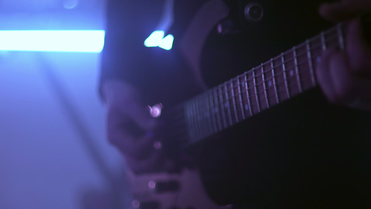 músico de rock tocando la guitarra