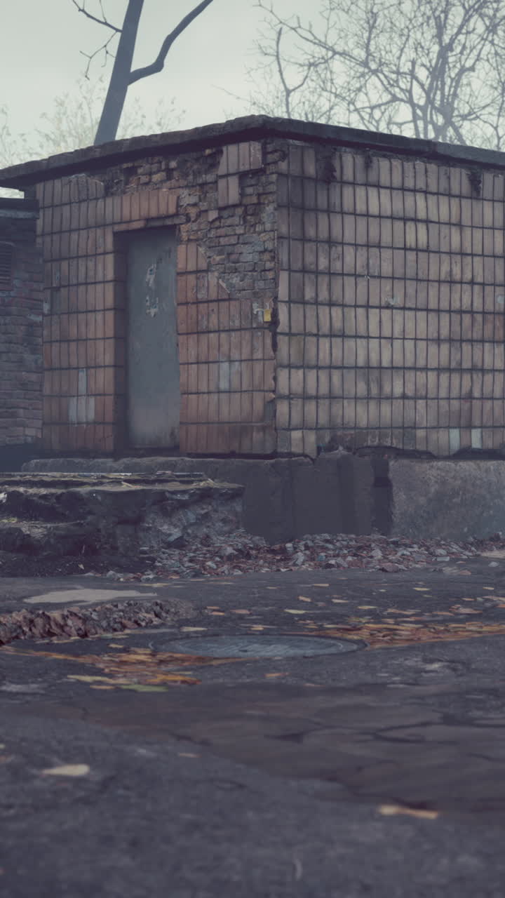 edificio de ladrillo abandonado en un día de niebla