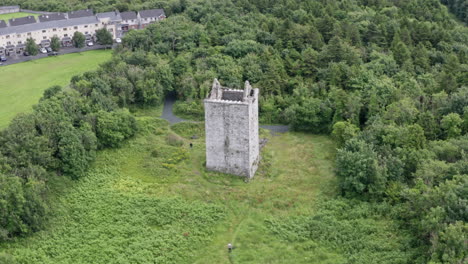 Luftaufnahme-Bei-Annäherung-An-Merlin-Park-Castle-In-Galway,-Irland