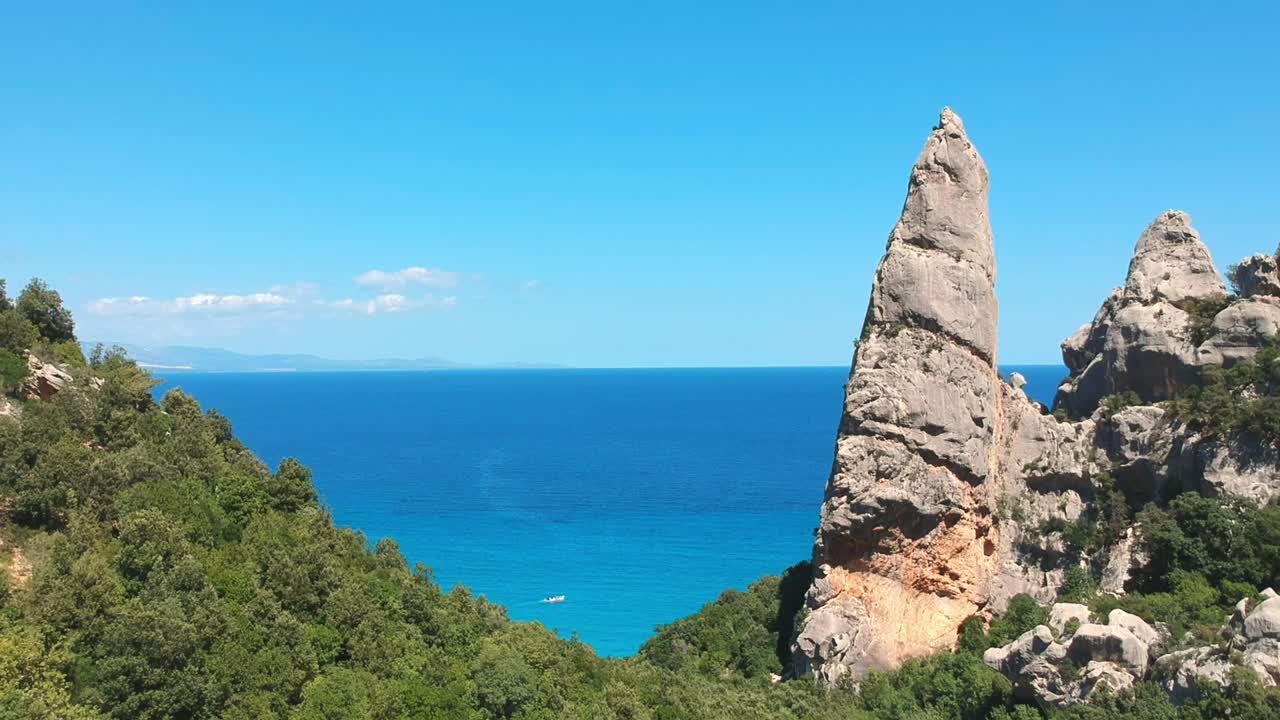바위 꼭대기 와 바다 위 를 날아다니며
