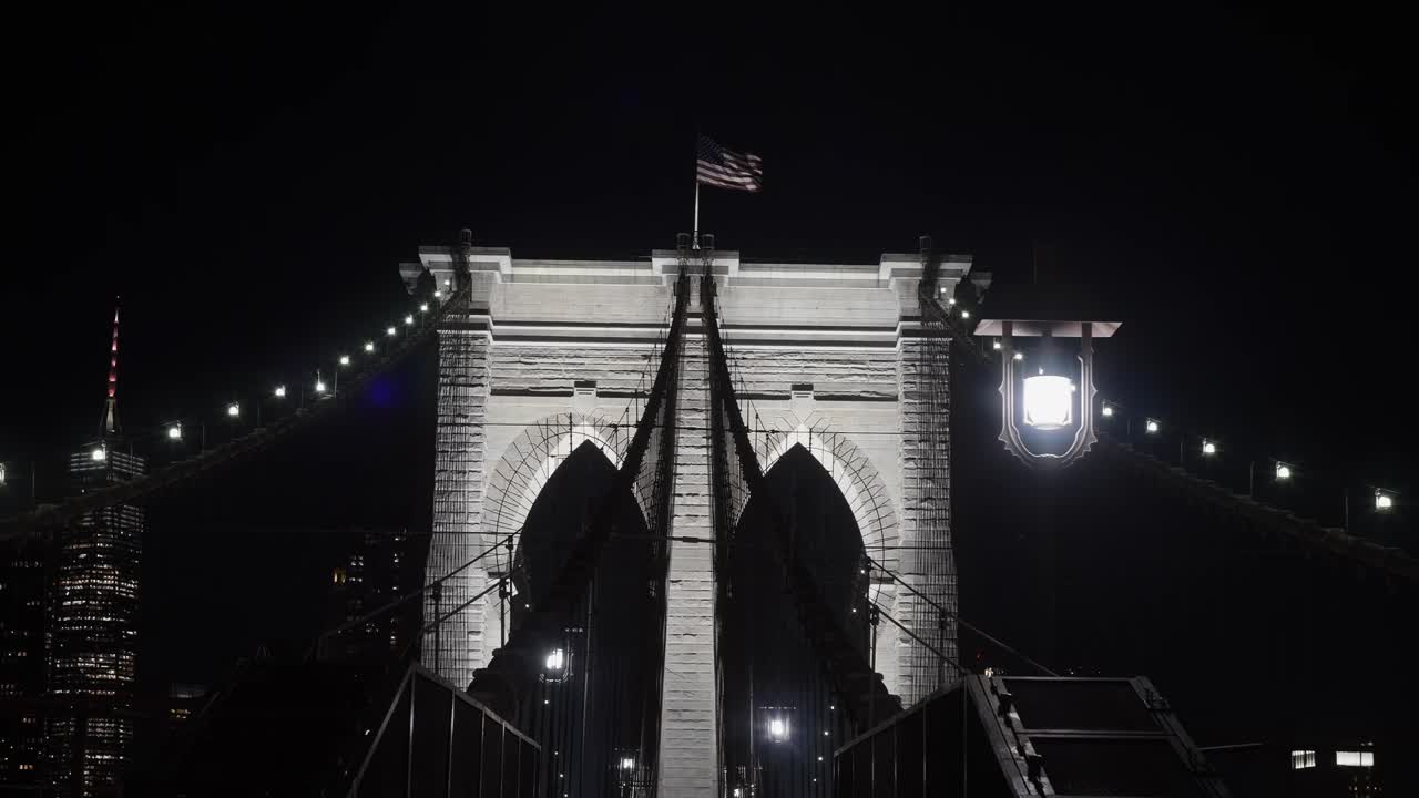 Wide view of the Brooklyn bridge at night.