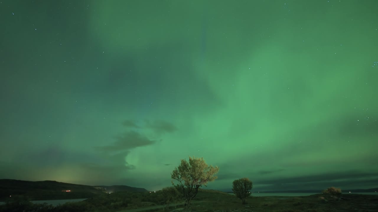 la hermosa danza de la aurora boreal ilumina el oscuro cielo de invierno