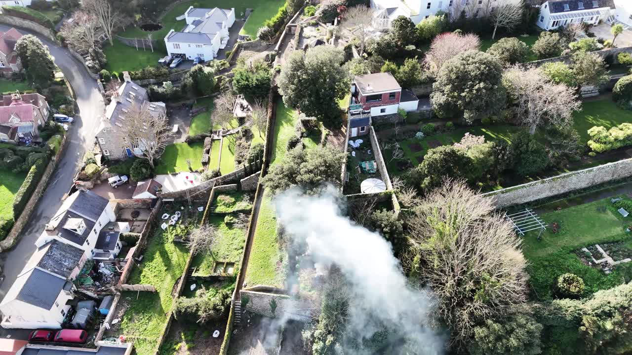 Rauch von Gartenfeuer treibt über die Überführung von St. Peter Port, Guernsey
