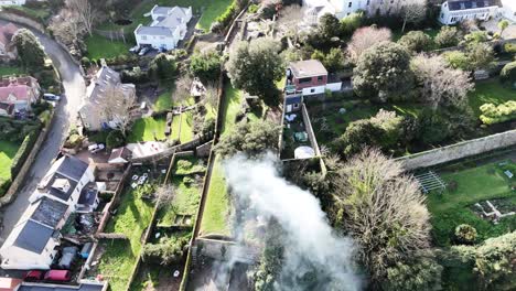 Fuego-De-Jardín-Humo-A-La-Deriva-Sobre-El-Paso-Elevado-De-St-Peter-Port-Guernsey