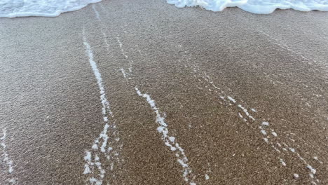 Mittelmeerwasser,-Das-Auf-Den-Strandsand-Rauscht