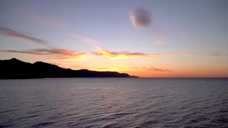 impresionantes imágenes del amanecer con siluetas de montañas en el océano