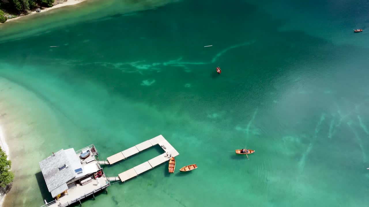 이탈리아의 돌로미트 산맥에 있는 브레이스 호수에서 나무로 만든 배의 파노라마 댄스.