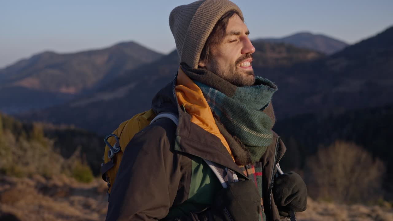 Hombre caminando en las montañas
