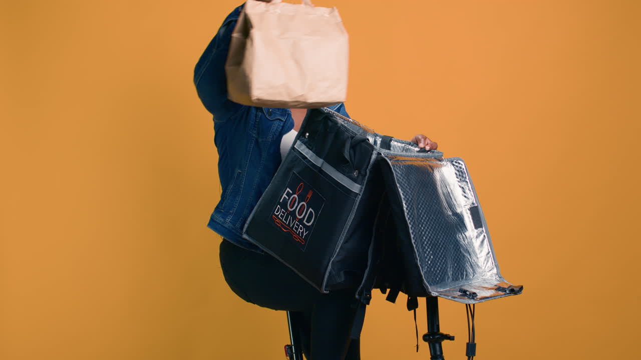 엄지 손가락을 들고 택배 배달